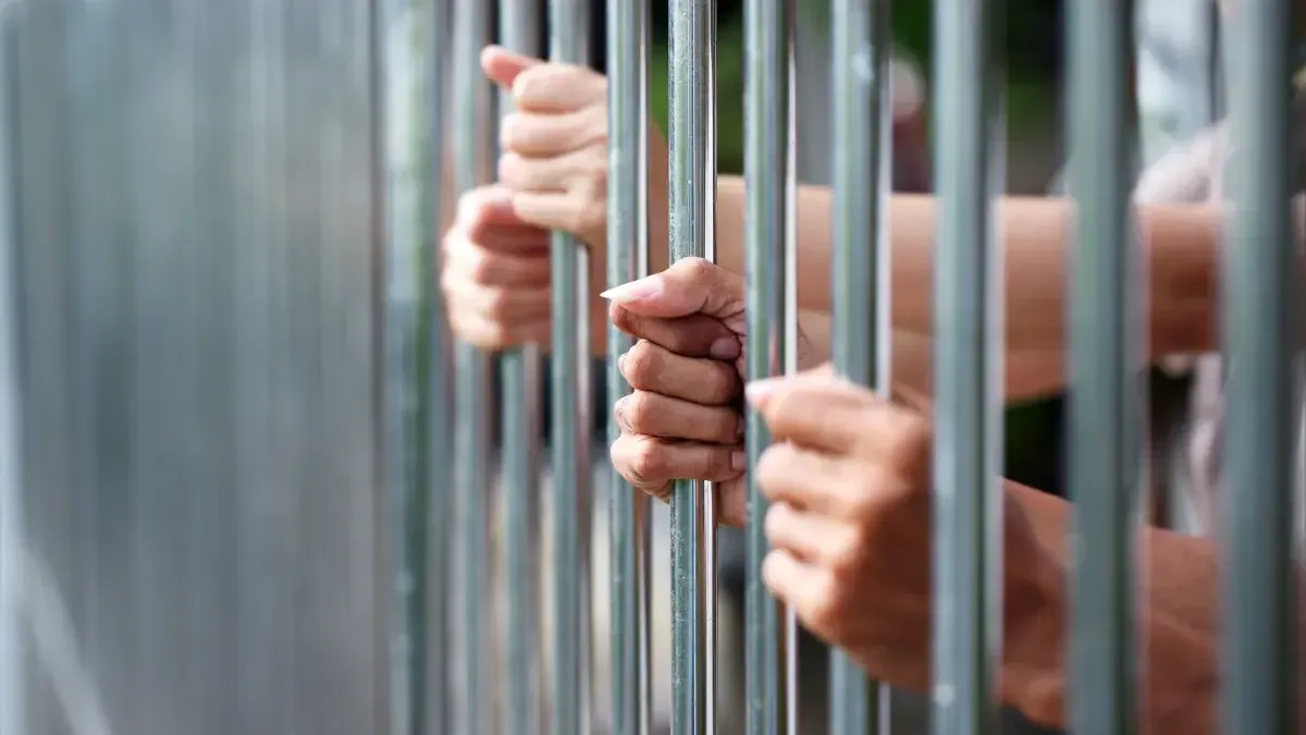 El caso de un niño hospitalizado en estado crítico revela presuntas malas prácticas de sus padres adoptivos.