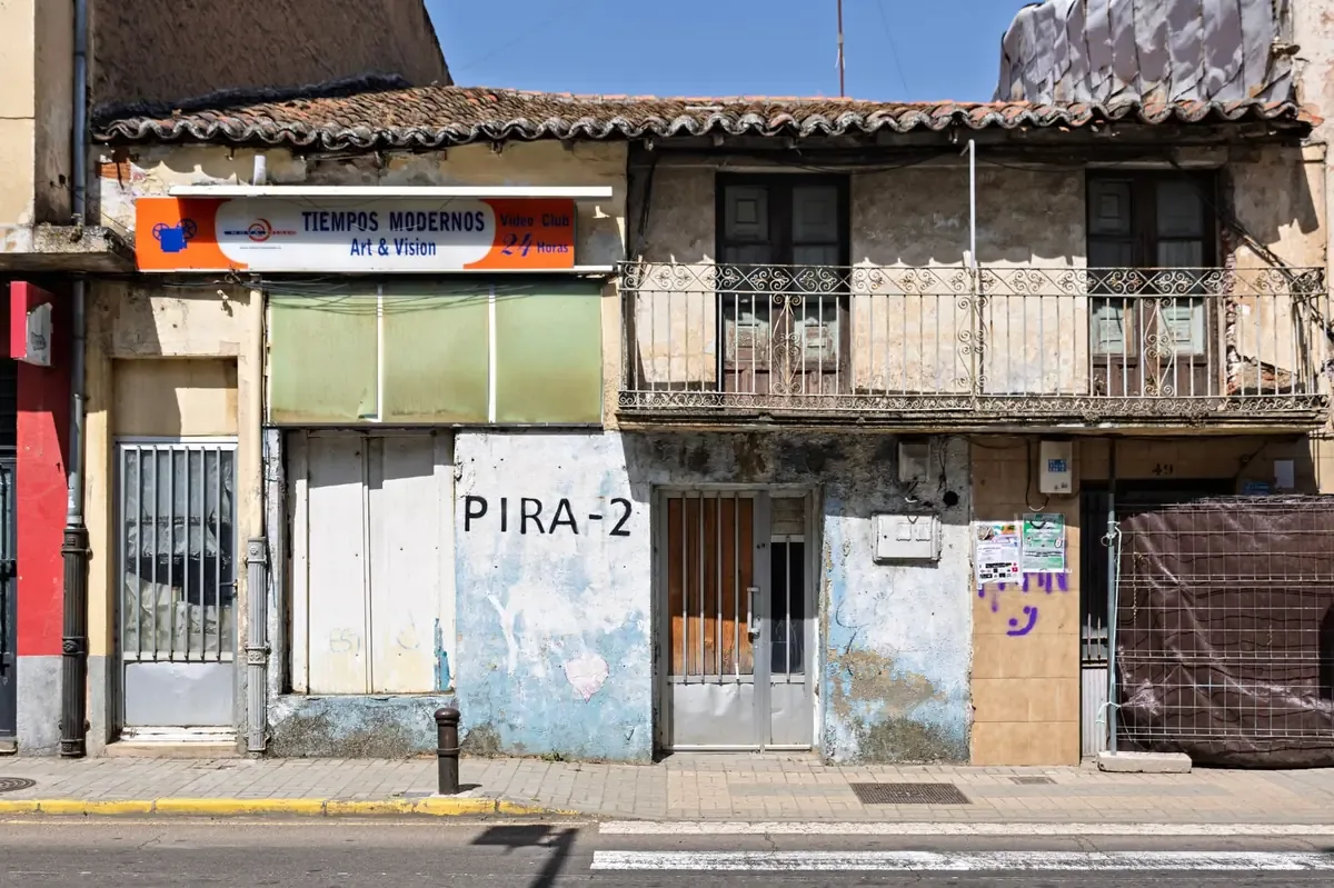 La agresión, que dejó a la víctima con una fractura, desató la intervención policial.