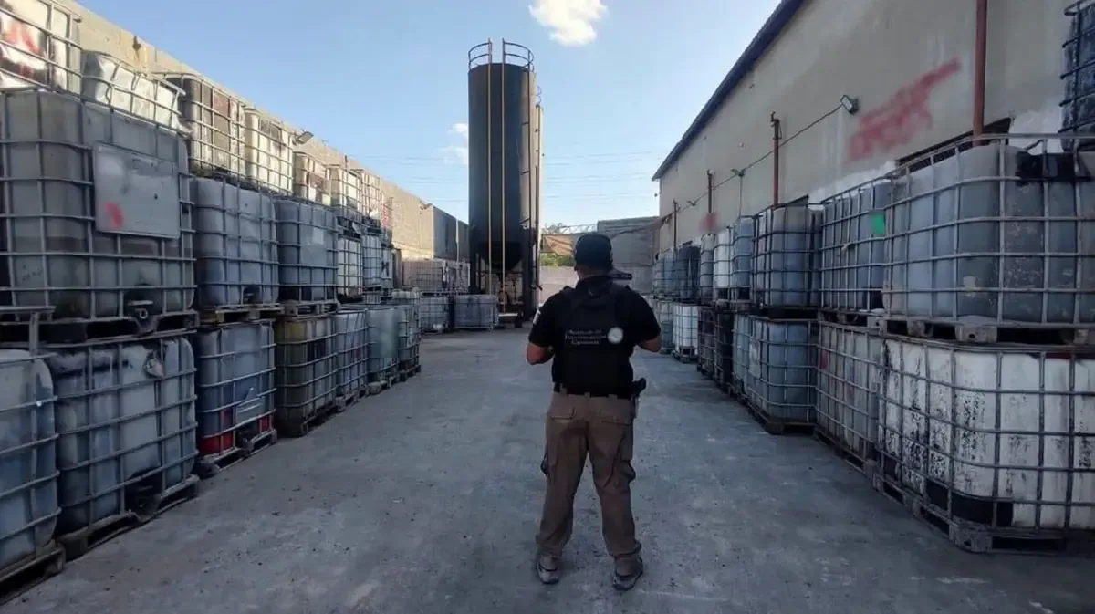 Un operativo federal en Matamoros desmantela una actividad ilegal de manejo de hidrocarburo y captura a varios implicados.