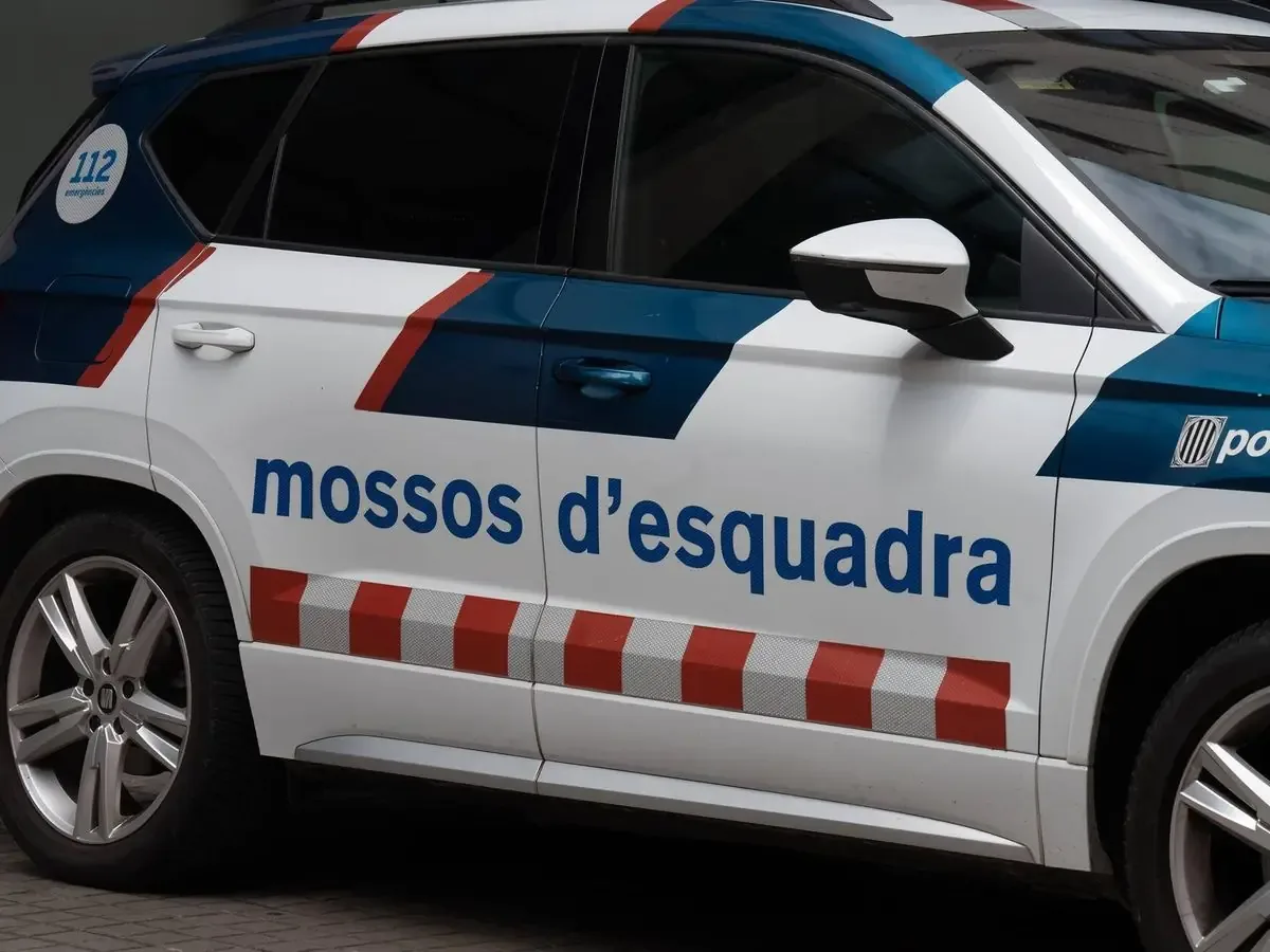 Agentes de Mossos d'Esquadra arrestan a tres sospechosos de asesinato en un tiroteo ocurrido en marzo.