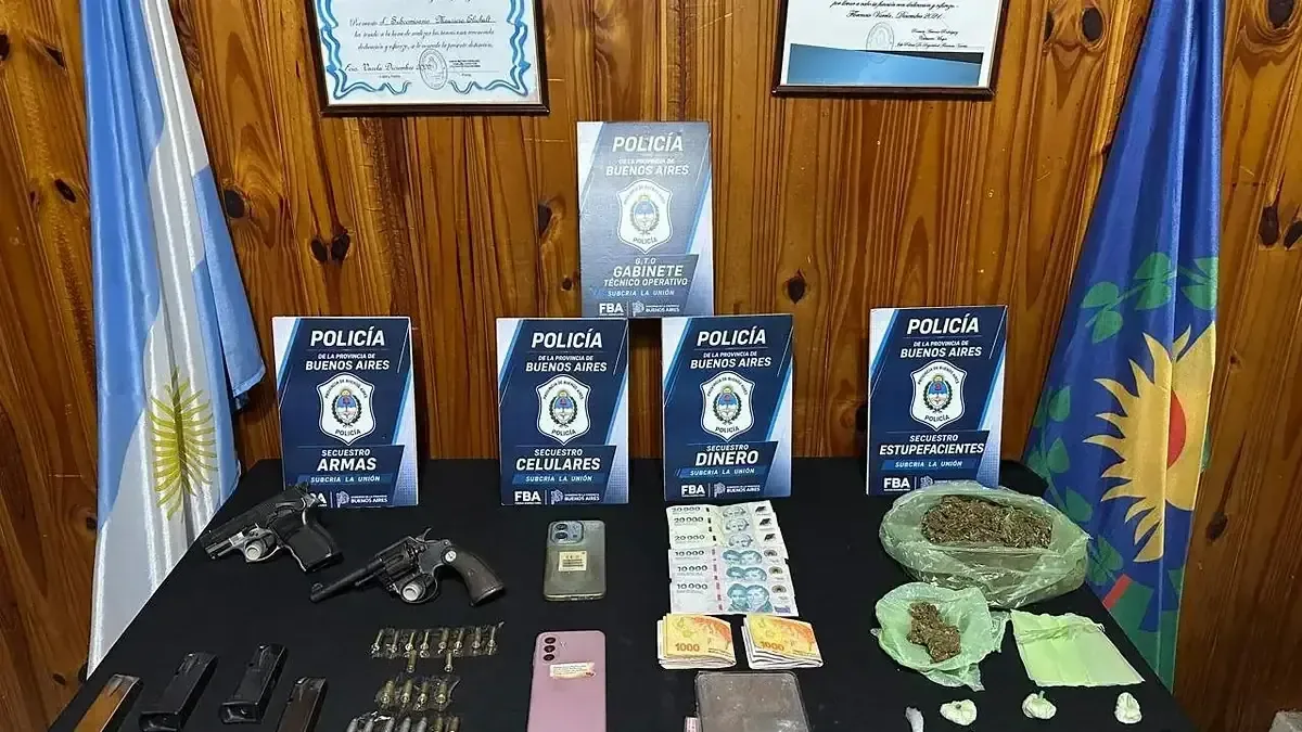 La investigación, originada por el robo de una motocicleta, derivó en el hallazgo de estupefacientes y armas.