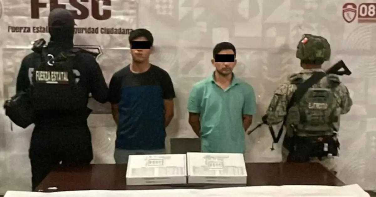 Dos individuos fueron arrestados tras un operativo por posesión de armas y vinculación a grupo delictivo en Baja California.