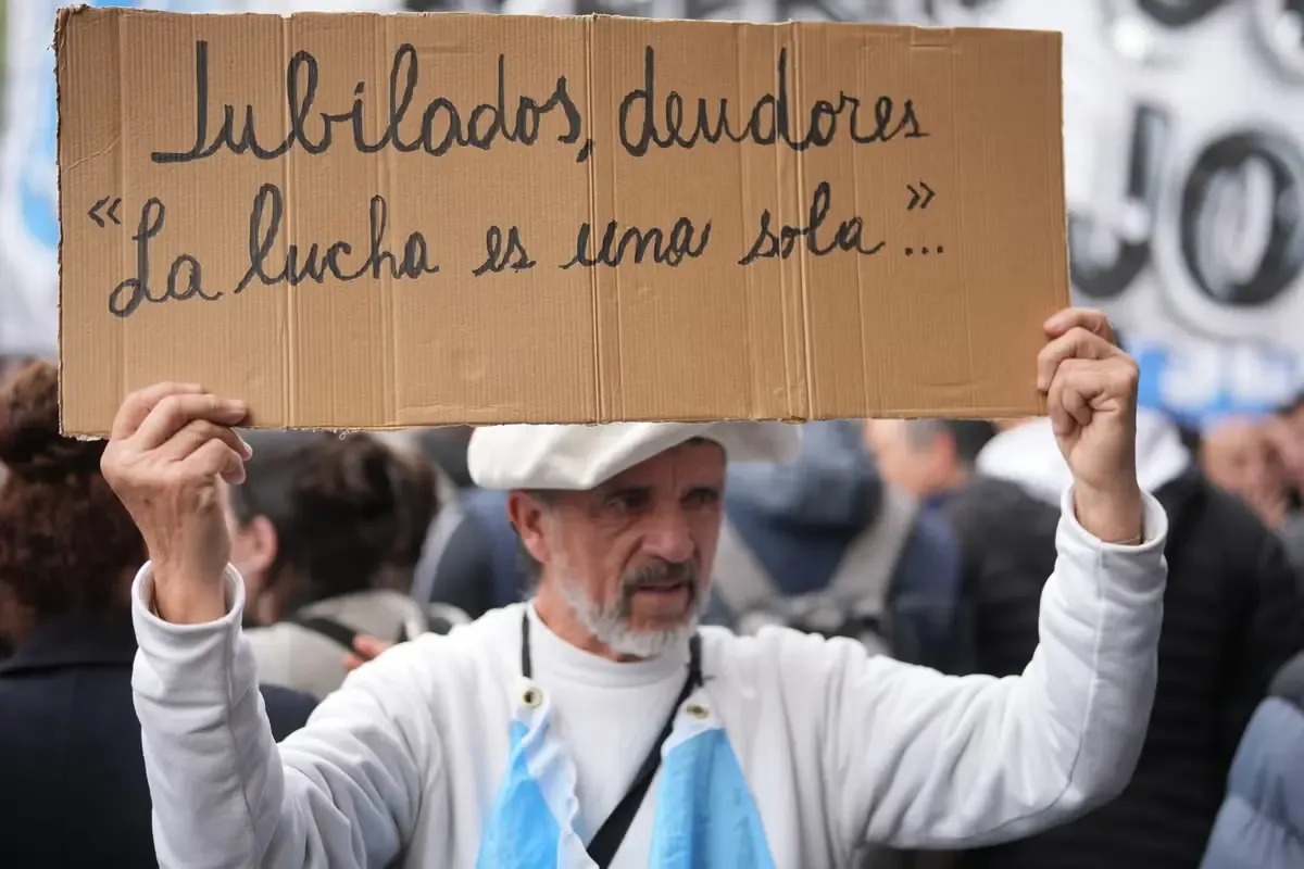 Millones de argentinos enfrentan deudas crecientes, mientras el gobierno considera el tema un asunto privado.