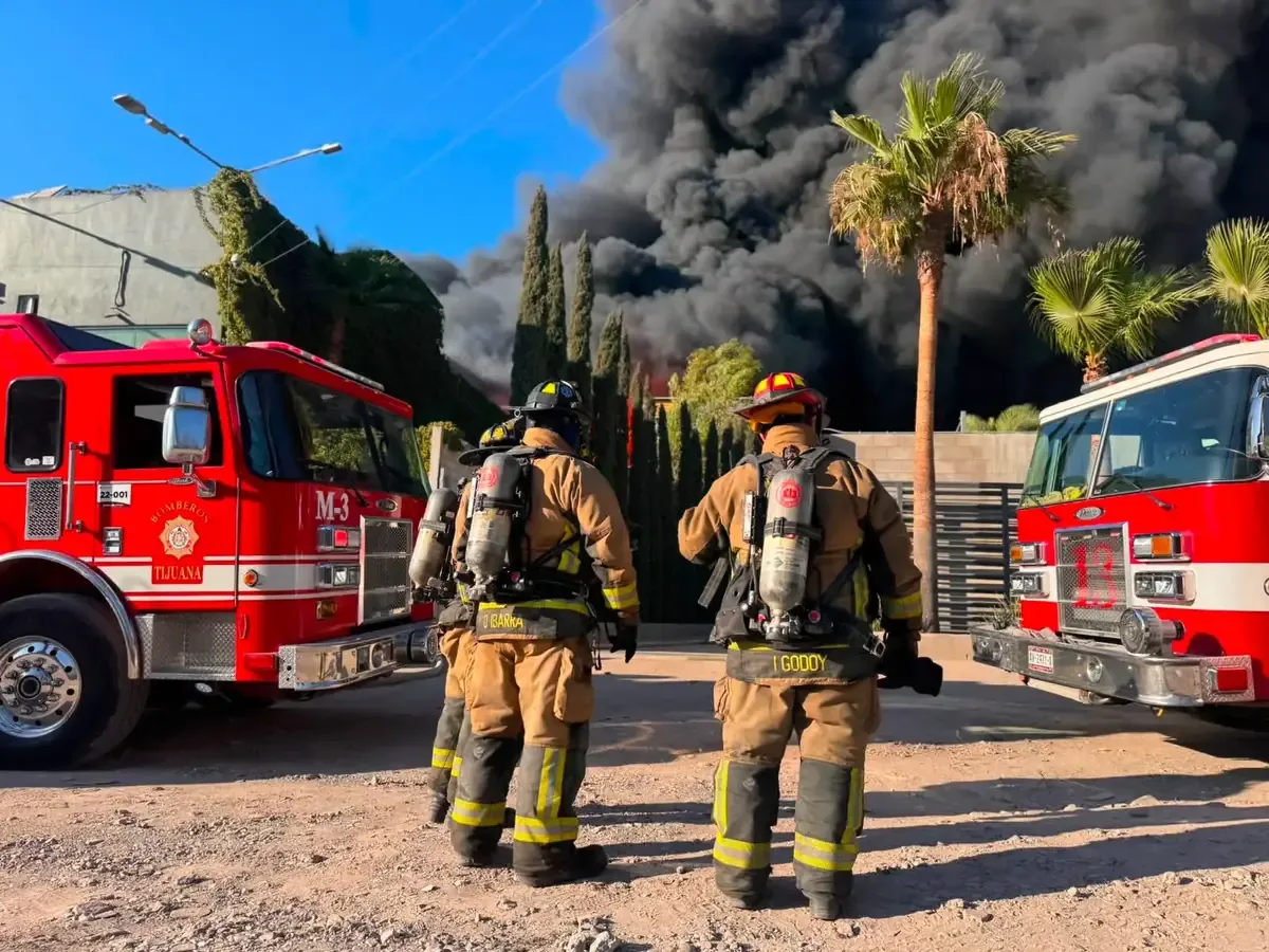 Un incendio en una recicladora de Matamoros causa daños totales y obliga a evacuar a varias empresas y viviendas cercanas.