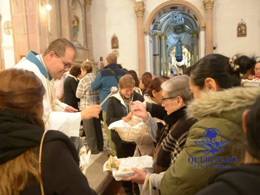 Devotos participan en la celebración del Día de la Candelaria en Querétaro.