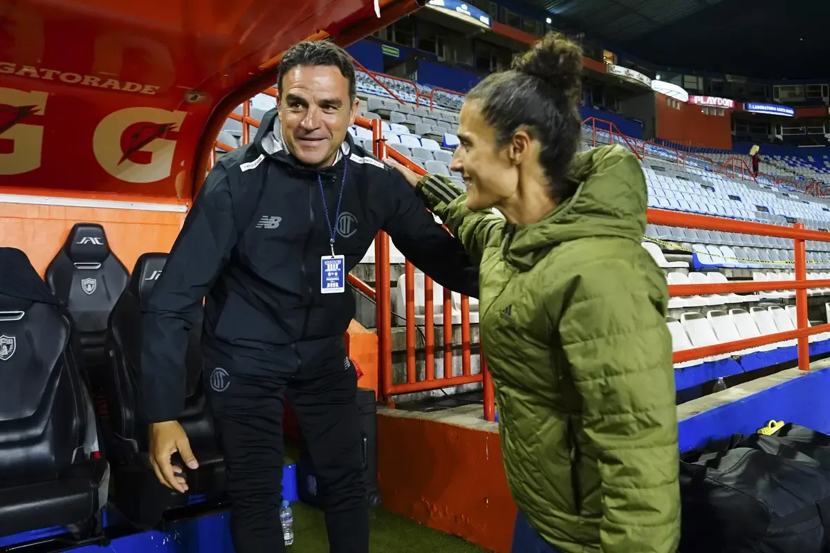 El triunfo de las Diablas destaca en un partido lleno de dificultades y una desafiante expulsión.