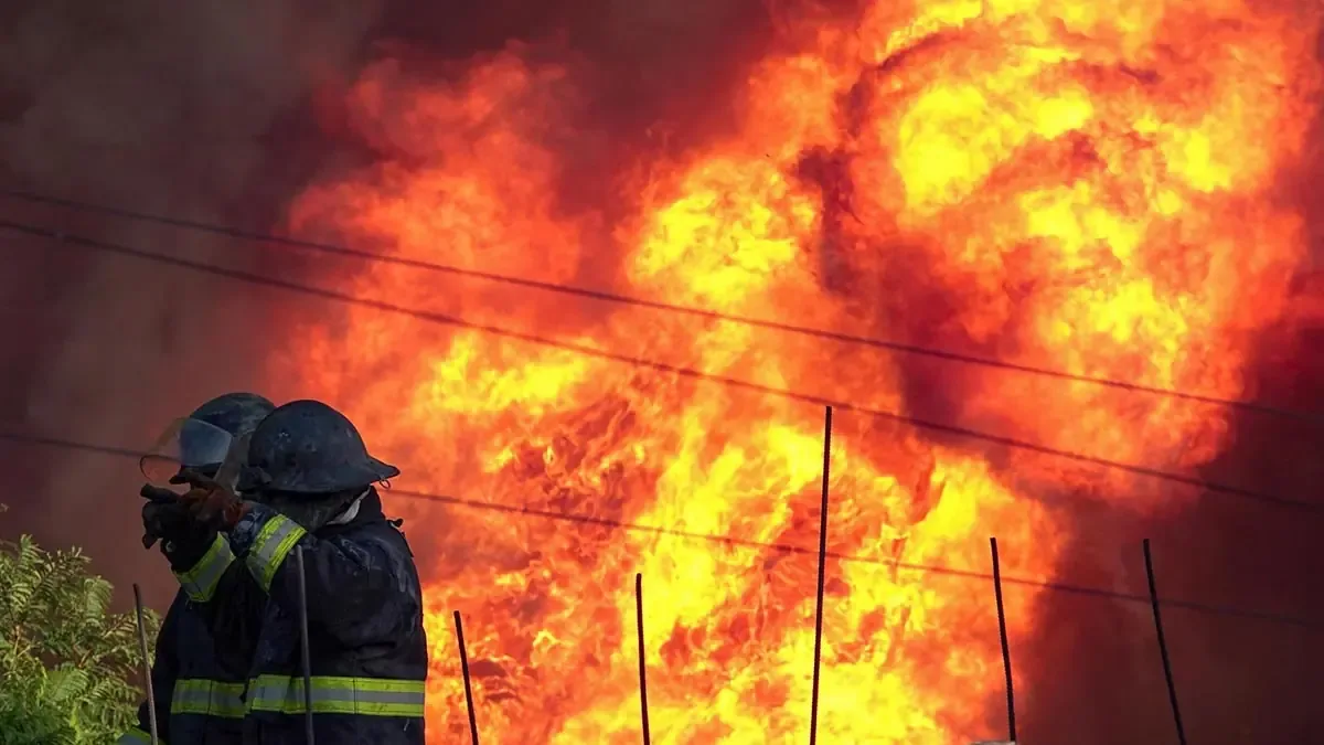 Un fuego devastador en el garaje de PepsiCo en Matamoros ha dejado daños significativos en varias unidades de transporte.