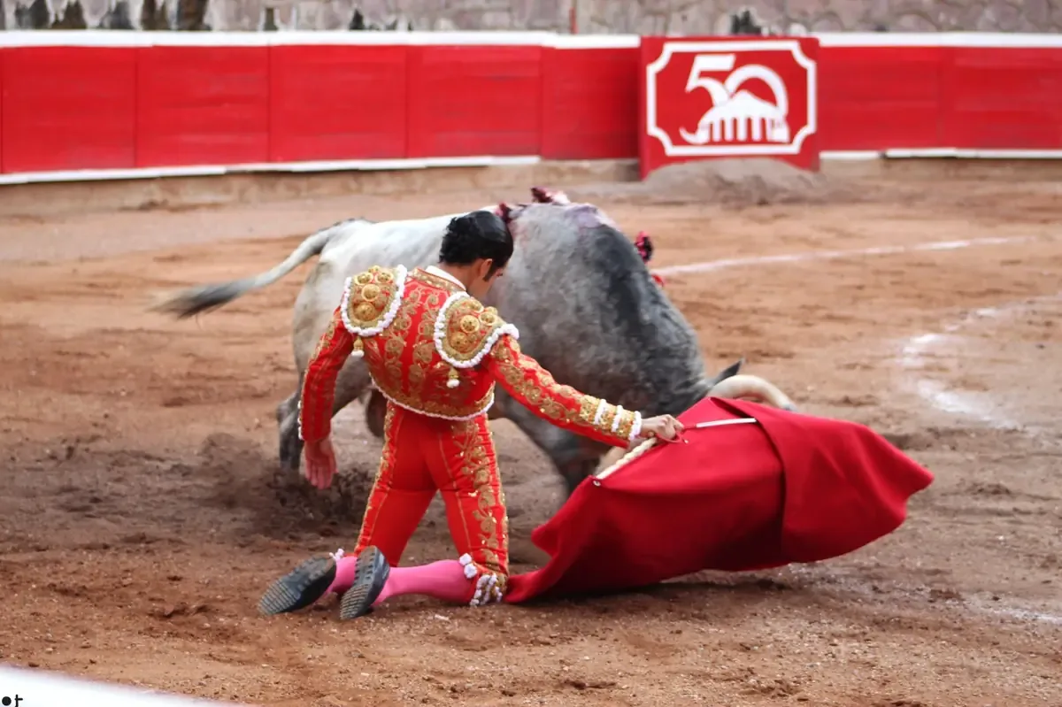 El torero queretano se alza como triunfador en el aniversario de la plaza con destacadas faenas.