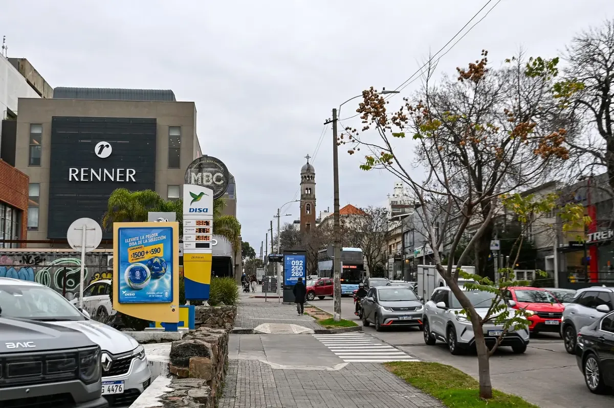 Santilli busca estabilizar precios del combustible para mitigar inflación en Argentina.