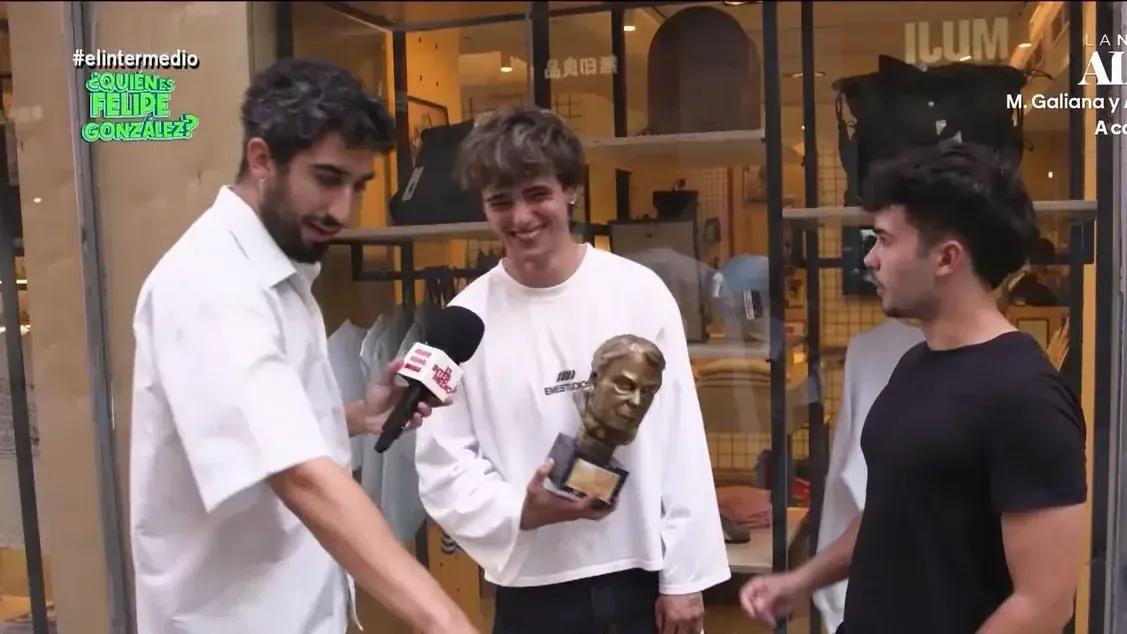 En una divertida prueba de conocimientos, Diego gana un premio y comparte su reconocimiento con sus seres cercanos.