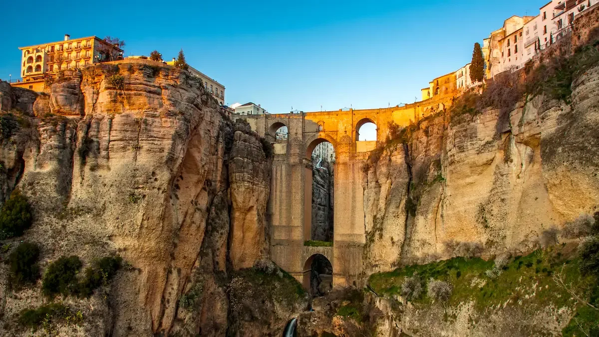Diez destinos culturales ideales para una escapada de última hora en España.