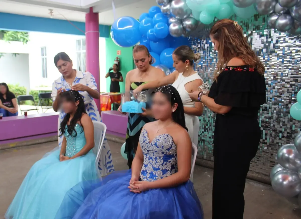 La ceremonia incluyó misa, coronación y mensajes motivacionales para las festejadas.