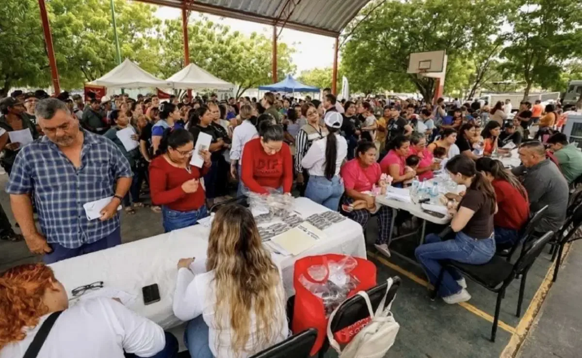 La ayuda incluye despensas y atención médica tras los estragos de las lluvias.