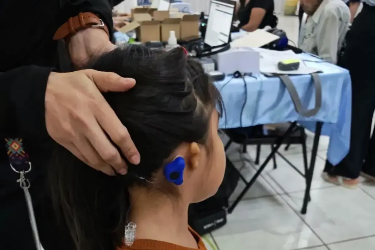 La entrega busca mejorar el acceso a servicios de salud visital y auditiva en comunidades vulnerables.