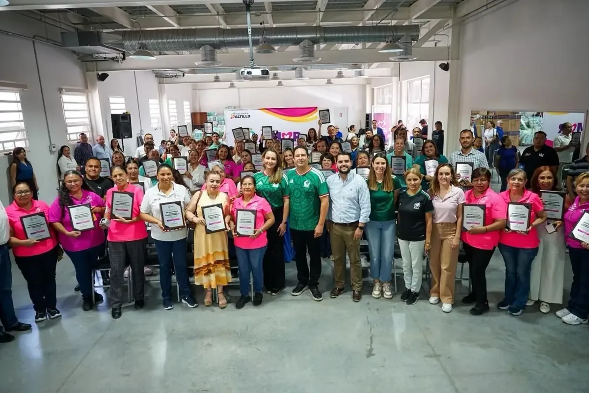 Se entregan apoyos económicos y reconocimientos a empleados con años de servicio en el DIF Saltillo.