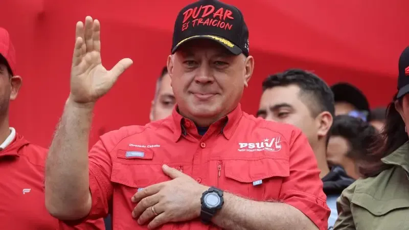 Diosdado Cabello anuncia excarcelaciones en un evento público.