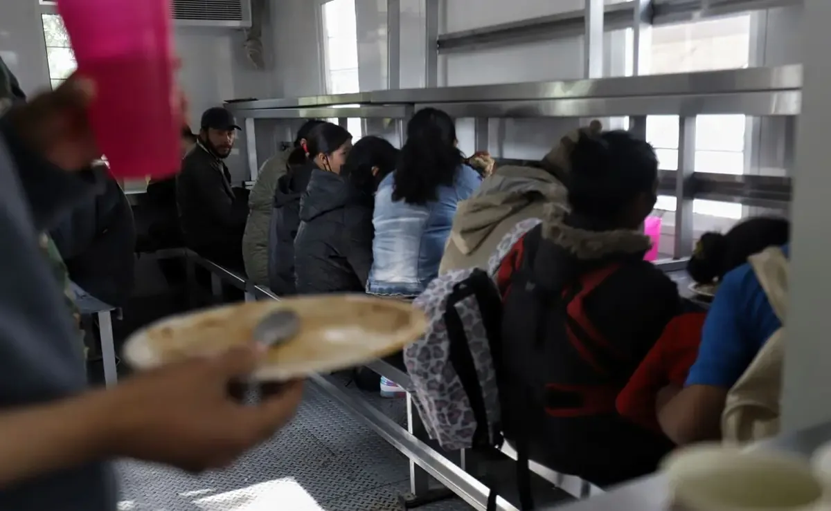 La empresa aclara su rol en la provisión de alimentos tras brote de salmonela.