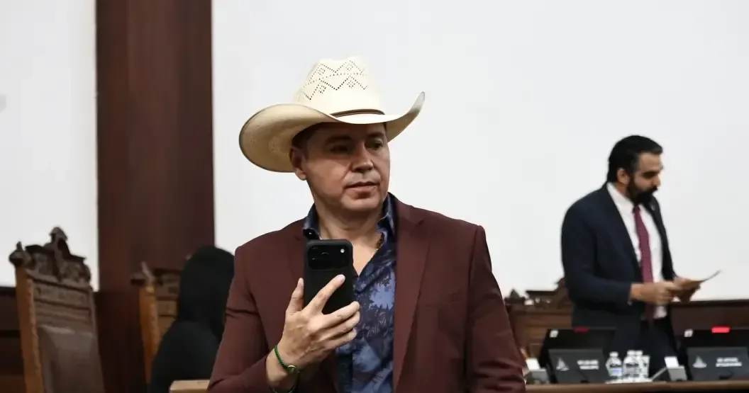Antonio Flores obtuvo una suspensión provisional que le permite regresar a su cargo, mientras el proceso legal continua.