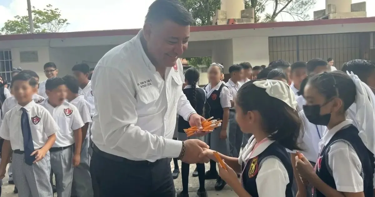 La entrega de útiles escolares genera controversia por considerarse insuficiente ante las necesidades educativas.