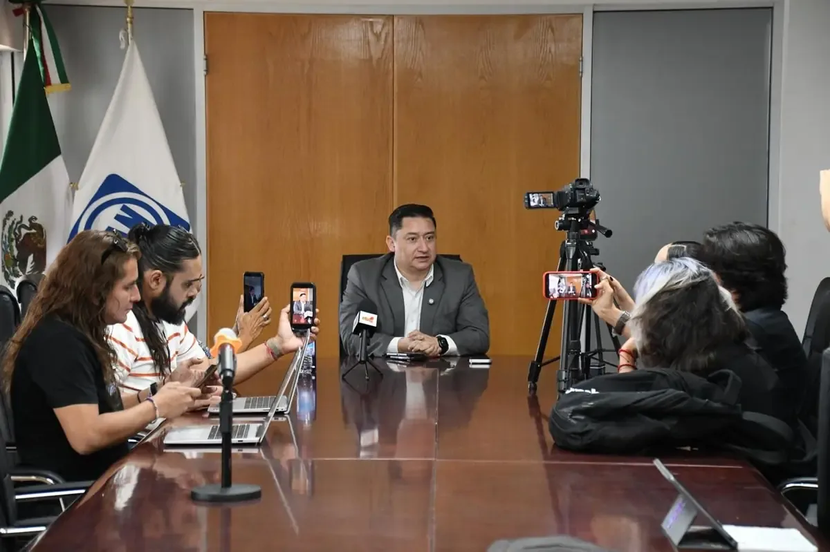 Alfredo Chávez persiste en sus críticas a Morena, señalando vínculos con el narcotráfico y la falta de atención a necesidades en Chihuahua.