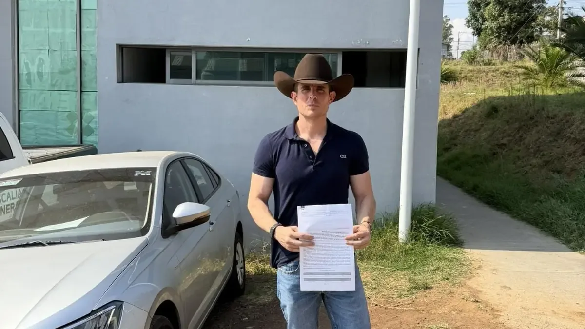 Carlos Bautista Tafolla se retracta ante periodistas y enfrenta críticas por su conducta autoritaria.