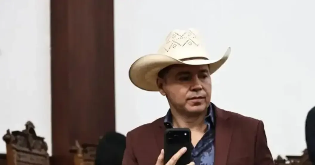 Se revela que el legislador tiene millones de pesos guardados en su hogar mientras sus cuentas bancarias son congeladas.