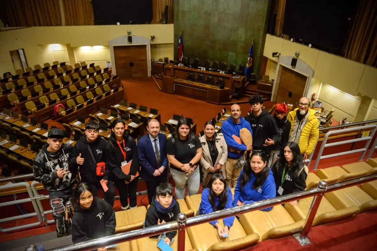 La Escuela Toki Rapa Nui, con 228 estudiantes, solicita financiamiento estable para continuar su labor cultural y educativa.