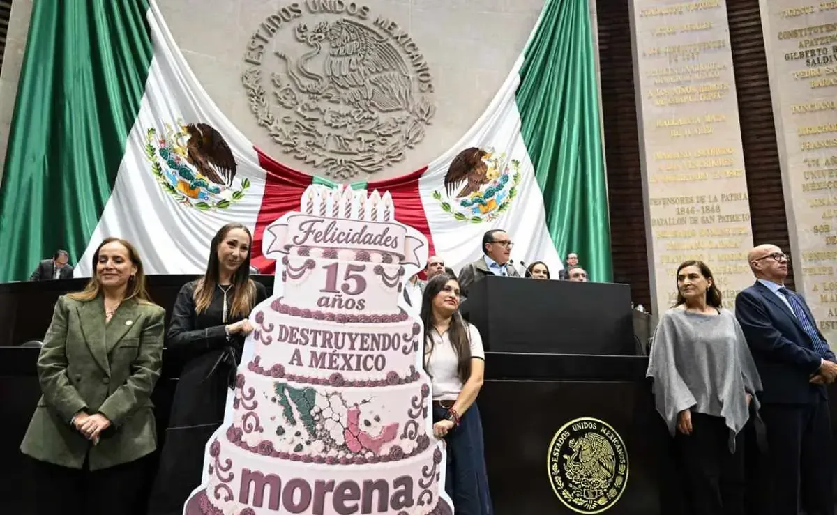La oposición impidió la asistencia de los morenistas al evento de aniversario en el Auditorio Nacional.