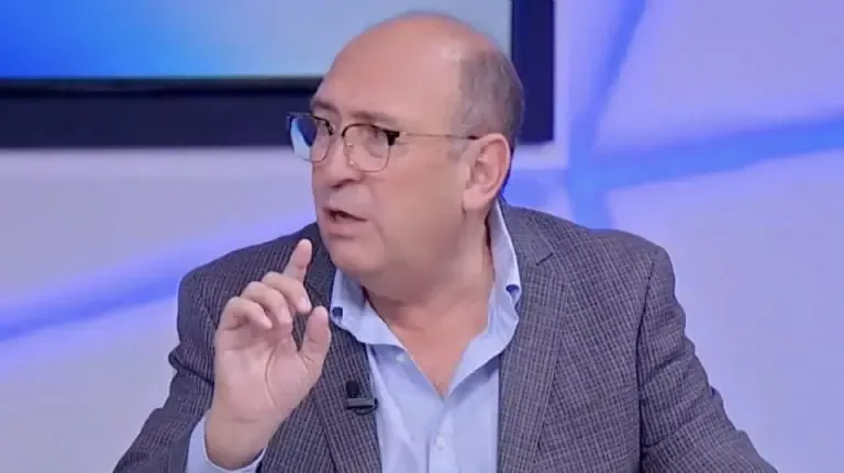 La propuesta para modificar el calendario escolar enfrenta diversas críticas y defiende la calidad educativa en el país.