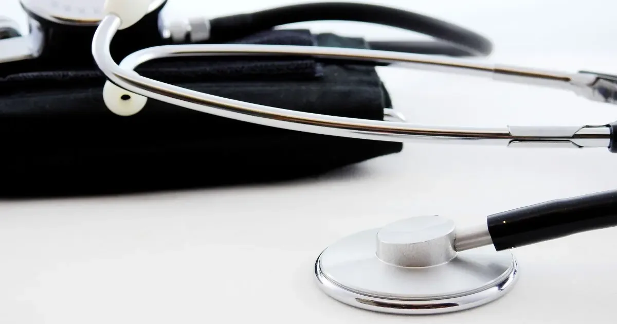 Legisladores buscan frenar abusos de aseguradoras y hospitalarios que afectan a los usuarios.
