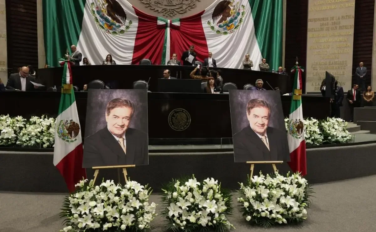 Diputados mexicanos reconocen la trayectoria del periodista y su aporte al periodismo parlamentario.