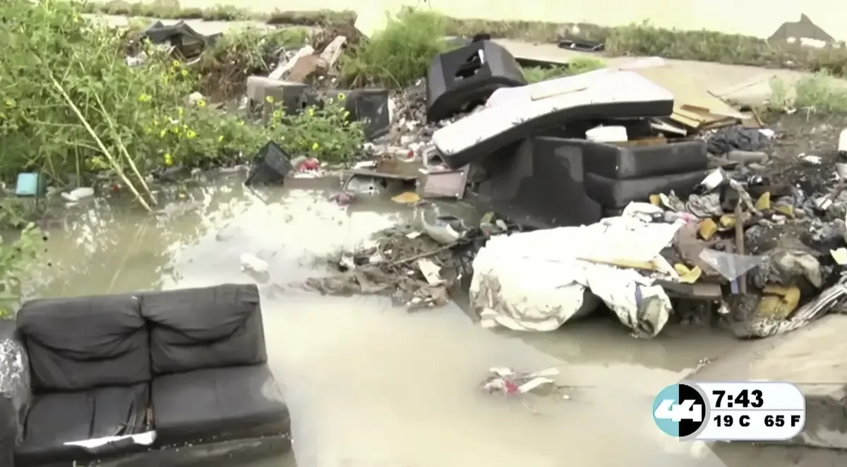 La acumulación de basura en el dique afecta a los hogares de la colonia Parajes de Oriente, tras las fuertes lluvias.