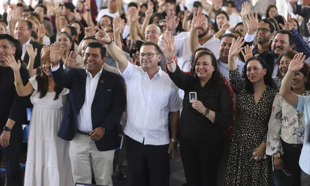 El director aborda controversias y reafirma el compromiso educativo ante la rectora Silvia Amaya.