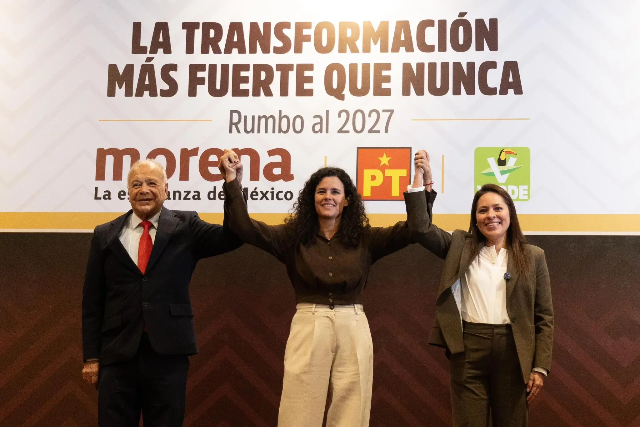 Dirigentes de Morena, PT y PVEM durante la firma de la declaración conjunta.