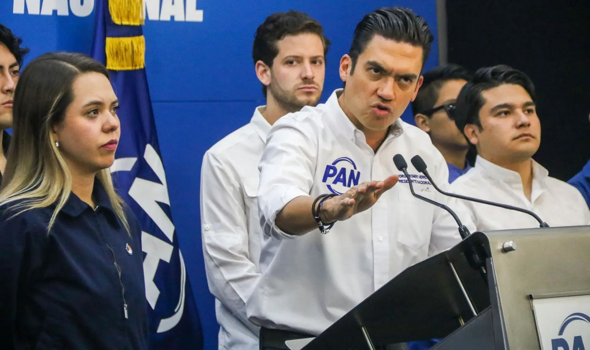 Dirigentes del PAN durante una conferencia, reafirmando su compromiso pacífico en protestas sociales.