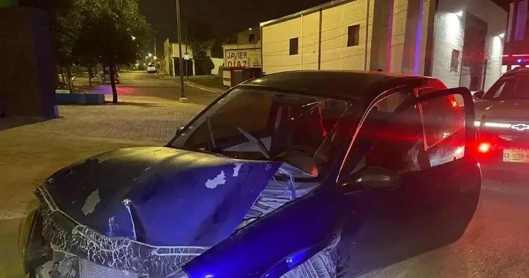 Un choque entre un automóvil y un camellón dejó daños materiales sin lesionados.