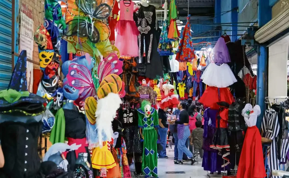 La herencia familiar en la elaboración de disfraces mantiene viva una tradición en la zona.