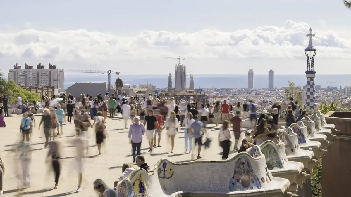Descubre cómo explorar la capital catalana sin las multitudes que la invaden.