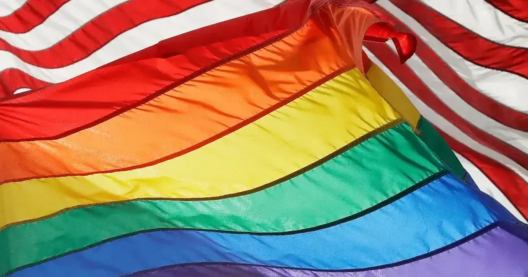 La aceptación del matrimonio entre personas del mismo sexo se estanca, reflejando una creciente polarización política.