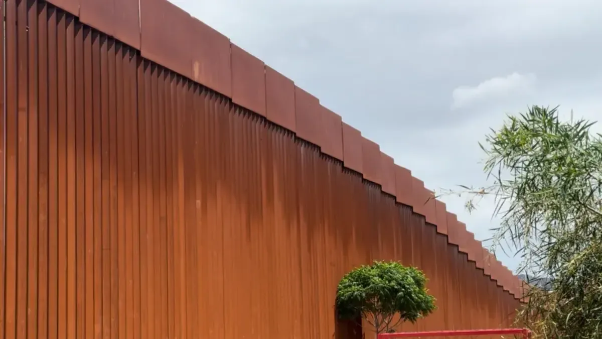 La caída en detenciones se atribuye a políticas migratorias y cooperación con México.