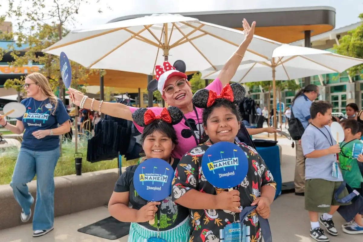 Disneyland se une a la comunidad de Anaheim para conmemorar siete décadas de magia y entretenimiento.