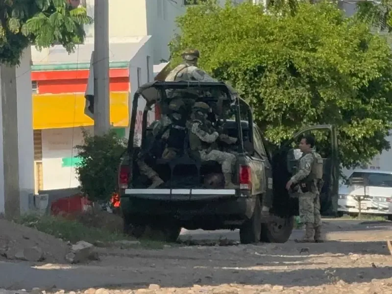 Un ataque armado en Culiacán provoca heridas a dos jóvenes y una presunta desaparición.