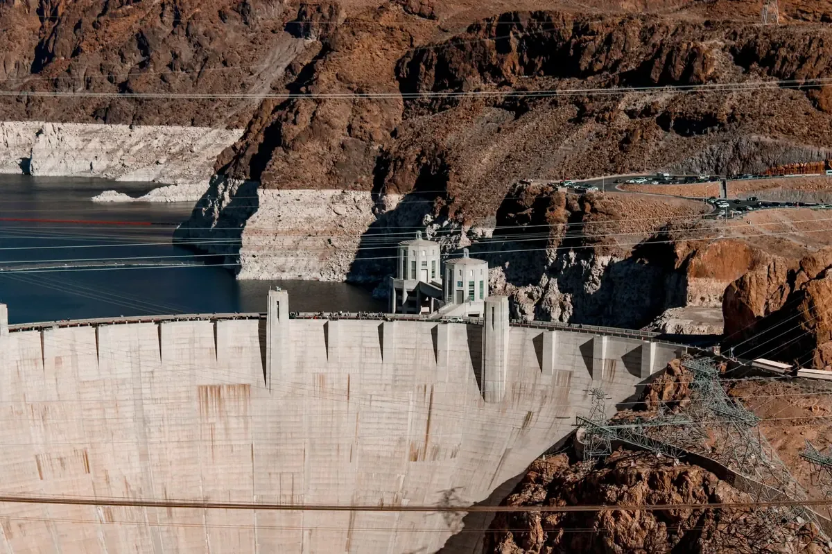 Los estados responden a recortes federales de agua que afectan recursos vitales en una región en crisis.