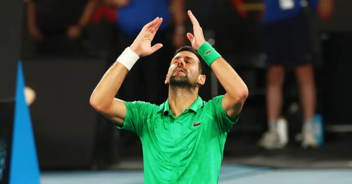 Djokovic celebra su victoria sobre Sinner en el Abierto de Australia 2026.