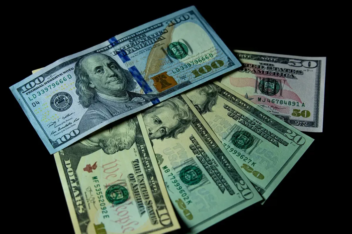 El tipo de cambio del dólar estadounidense refleja una leve baja en Honduras.