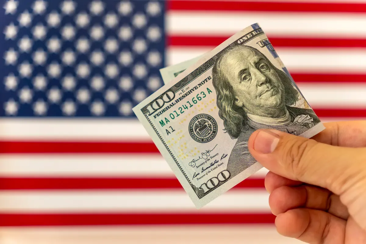 Caída del dólar genera alivio para compradores, aunque no para quienes envían remesas.