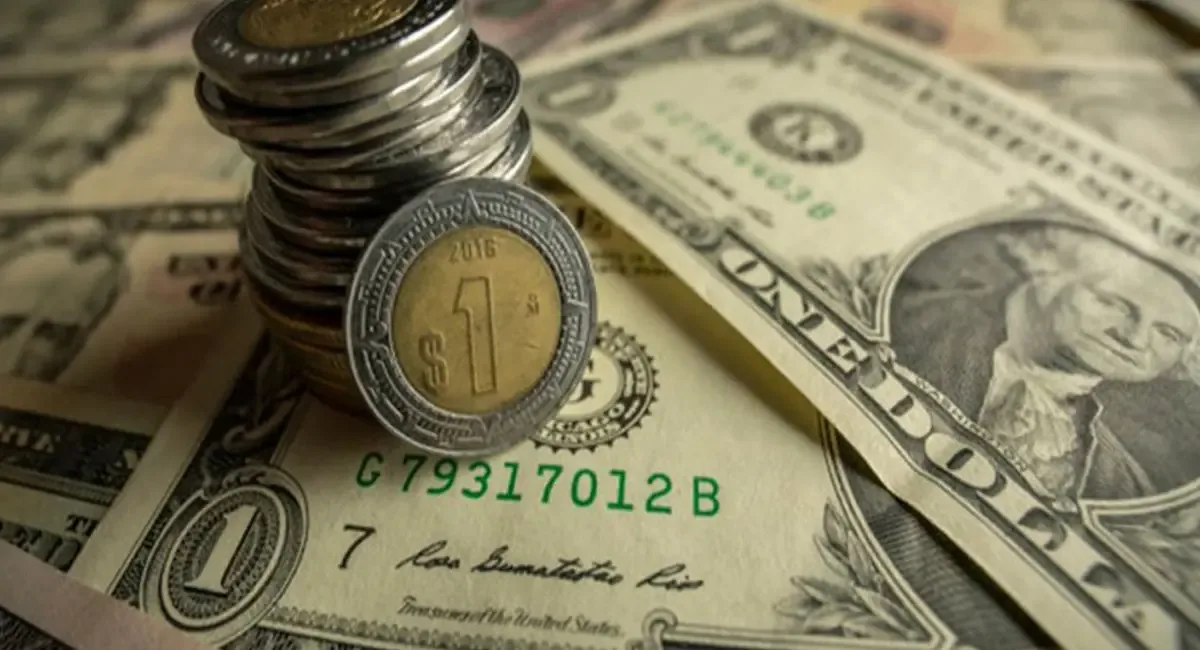 El peso mexicano se mantiene fuerte, mientras el dólar presenta una ligera baja en su cotización.