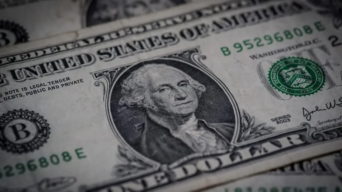 La fuerte alza del dólar presiona la economía cubana en julio, impactando precios de bienes y servicios básicos.