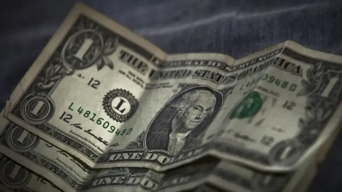 El precio del dólar varía en bancos y casas de cambio en México.