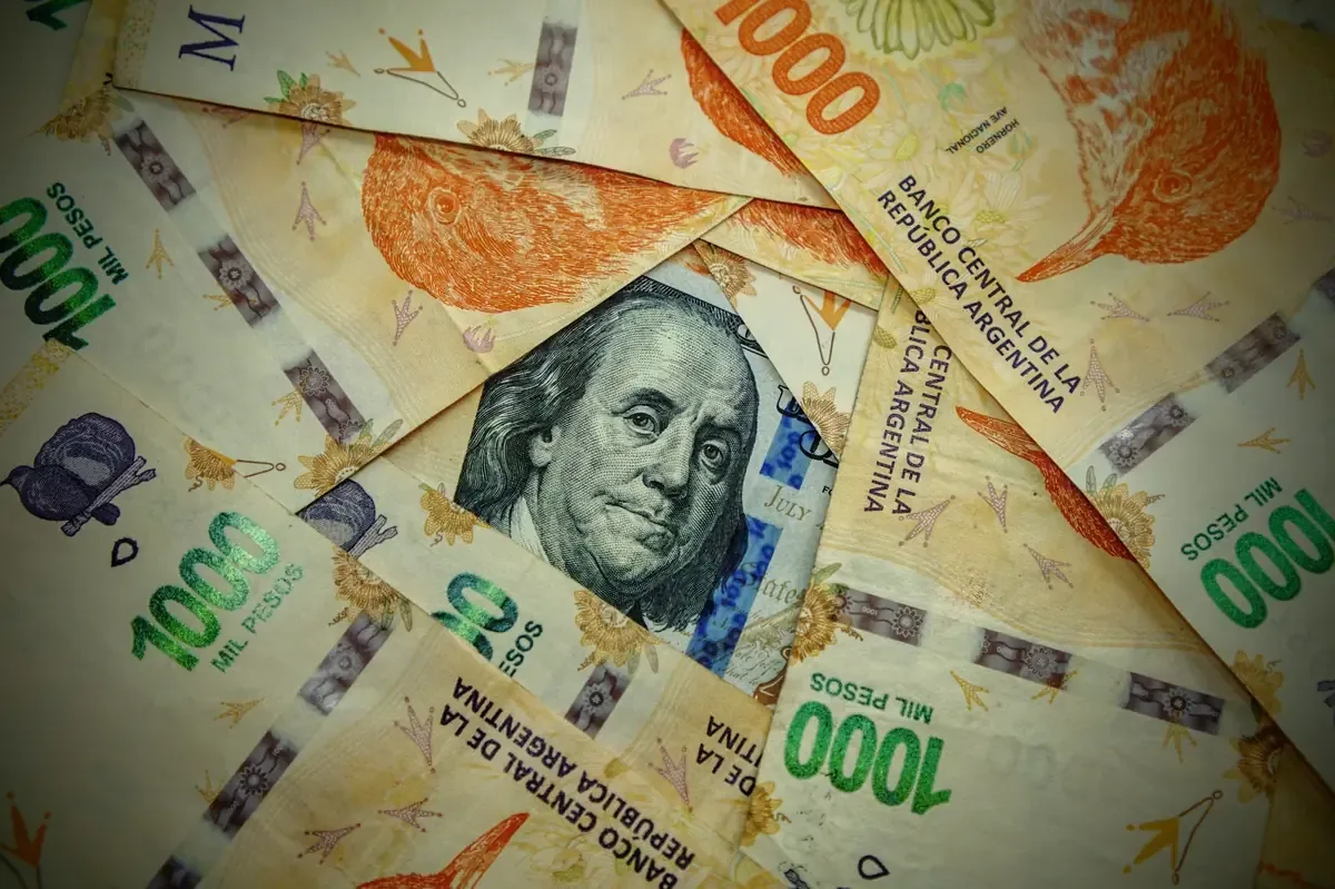 El peso mexicano muestra estabilidad frente al dólar en un entorno de incertidumbre internacional.